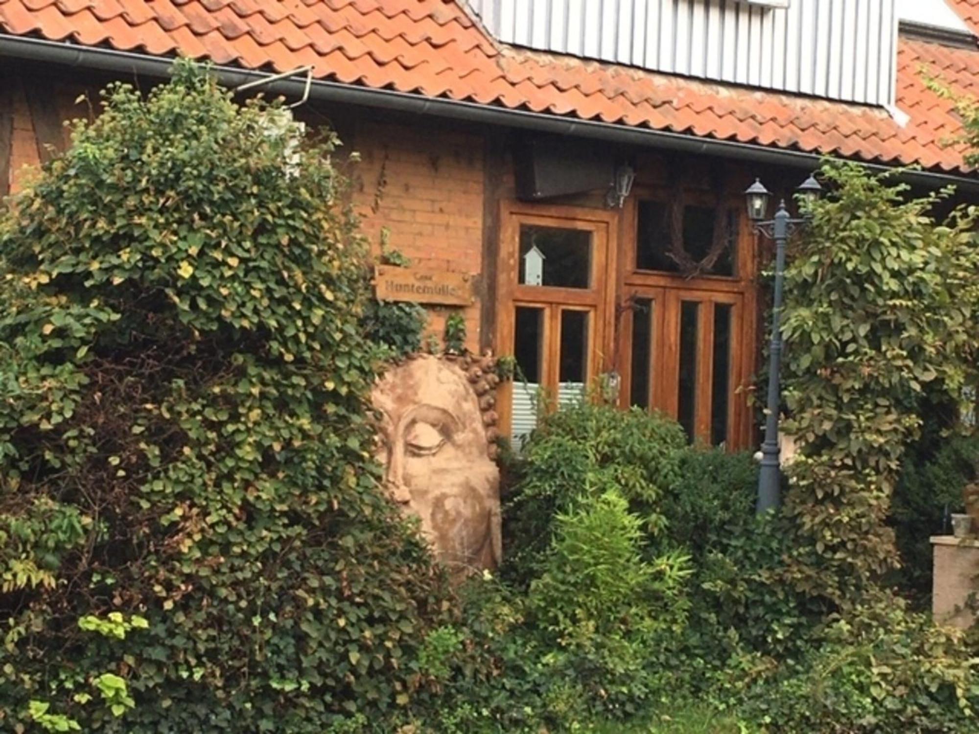 Grosse Hobbithoehle Mit Gemeinschaftsgarten Neustadt am Rübenberge Kültér fotó